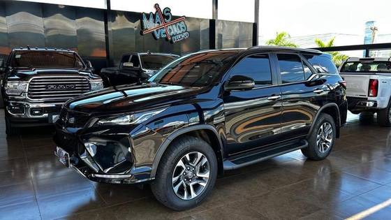 TOYOTA HILUX SW4 2.8 D-4D TURBO DIESEL SRX PLATINUM 7L 4X4 AUTOMÁTICO